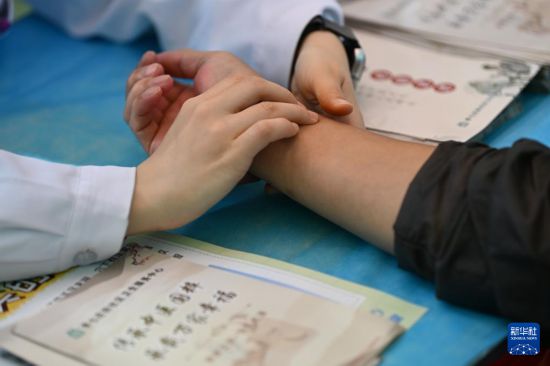 5月11日，醫生在活動現場給市民把脈。新華社記者 李然 攝