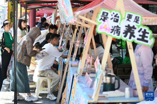 5月11日，市民在活動現場問診。新華社記者 李然 攝
