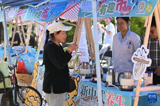 5月11日，市民在活動現場品嘗養生飲品。新華社記者 李然 攝