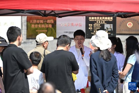 5月11日，醫院工作人員在活動現場進行中醫科普。新華社記者 李然 攝