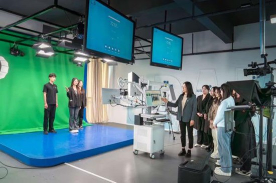 山東外國語職業技術大學學生在計算機輔助翻譯中心上課。受訪者供圖