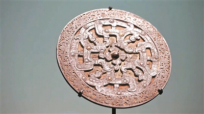 湖北省博物館所藏戰國鏤空龍紋夾層銅鏡