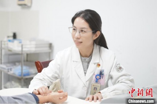 浙江省中醫院裘氏婦科傳人、婦產科副主任中醫師應翩在坐診。浙江省中醫院供圖