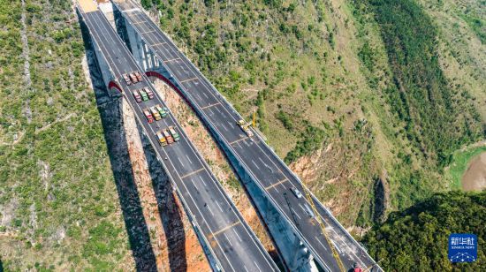 5月17日，烏蒙山大橋進行靜態荷載試驗（無人機照片）。新華社記者 陶亮 攝
