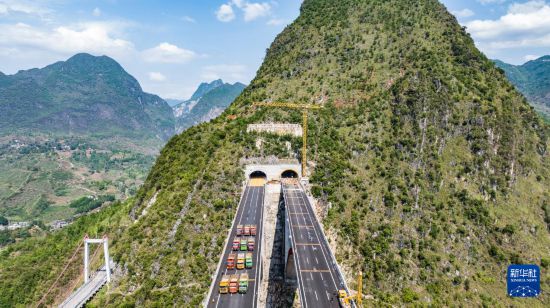 5月17日，烏蒙山大橋進行靜態荷載試驗（無人機照片）。新華社記者 陶亮 攝