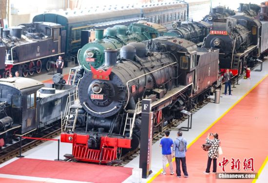 5月18日，民眾參觀“國慶號”機車。中新社記者 賈天勇 攝