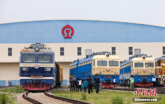 5月18日，民眾參觀室外展出的各類機車。中新社記者 賈天勇 攝