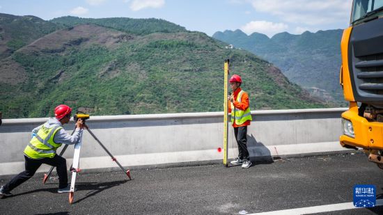 5月17日，工作人員在烏蒙山大橋采集檢測數據。新華社記者 陶亮 攝