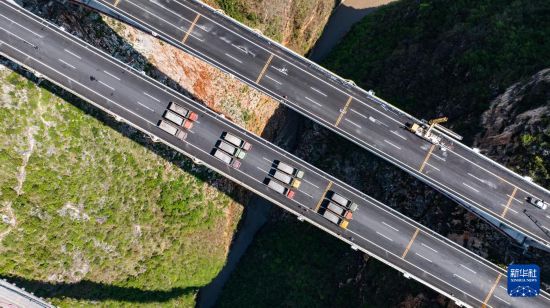 5月17日，烏蒙山大橋進行靜態荷載試驗（無人機照片）。新華社記者 陶亮 攝