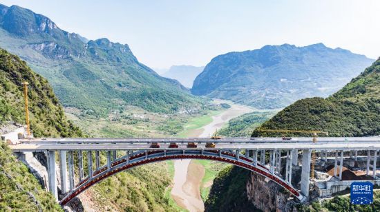 5月17日，烏蒙山大橋進行靜態荷載試驗（無人機照片）。新華社記者 陶亮 攝