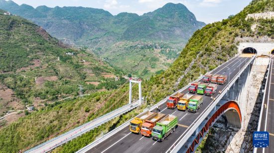 5月17日，烏蒙山大橋進行靜態荷載試驗（無人機照片）。新華社記者 陶亮 攝