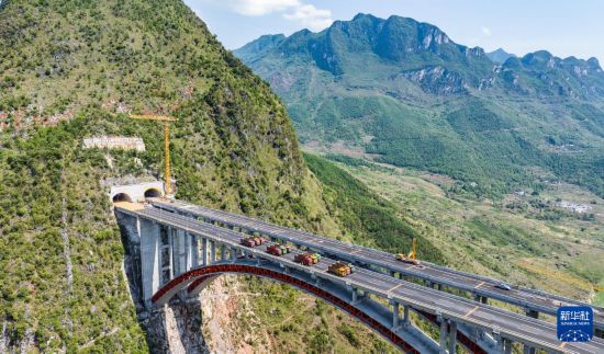 5月17日，烏蒙山大橋進行靜態荷載試驗（無人機照片）。新華社記者 陶亮 攝