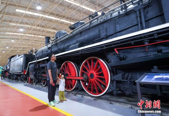 5月18日，家長帶著小朋友參觀勝利12型890號機車。中新社記者 賈天勇 攝