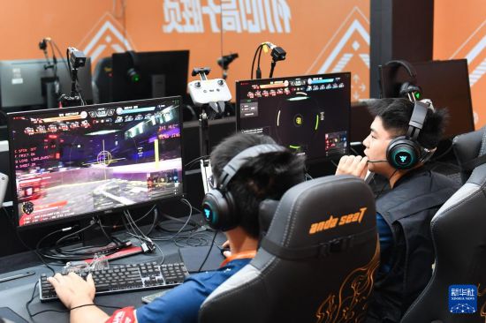 5月21日，合肥工業大學蒼穹戰隊隊員在比賽中操作機器人。新華社記者 陳振海 攝