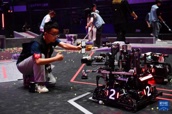 5月21日，合肥工業大學蒼穹戰隊隊員在比賽間隙調試機器人。新華社記者 陳振海 攝