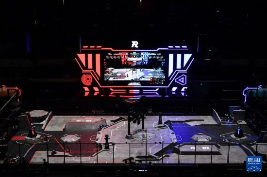 5月21日，南昌大學Passion戰隊（紅方）和中國科學技術大學RoboWalker戰隊（藍方）在比賽中。新華社記者 陳振海 攝