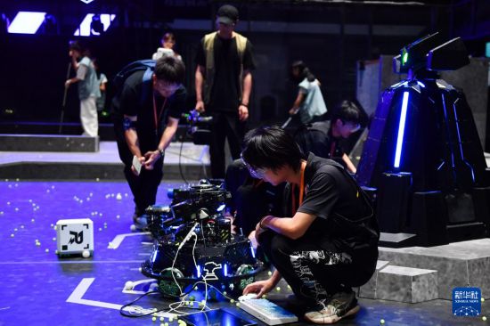5月21日，重慶理工大學士繼DREAMER戰隊隊員在比賽間隙調試機器人。新華社記者 陳振海 攝