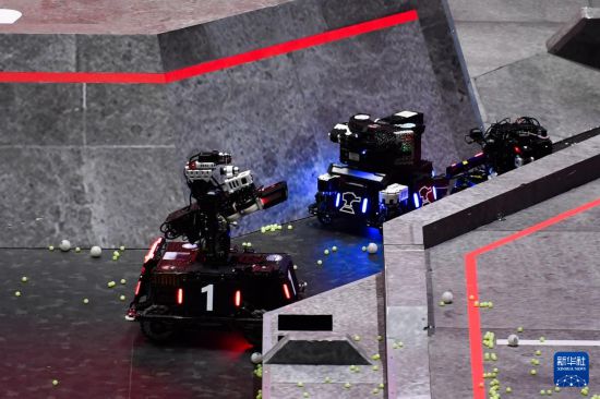 5月21日，南昌大學Passion戰隊（紅方）和中國科學技術大學RoboWalker戰隊（藍方）的機器人在比賽中交鋒。新華社記者 陳振海 攝