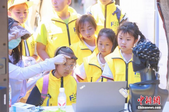 圖為小學生們在體驗意念康復腦機接口系統。中新社記者 賈天勇 攝