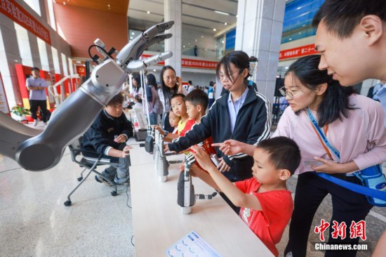 圖為觀眾參觀各類擬人機械臂。中新社記者 賈天勇 攝