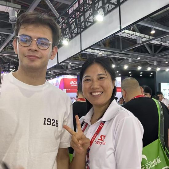 萬婷（右）與維克多在體博會展區中。