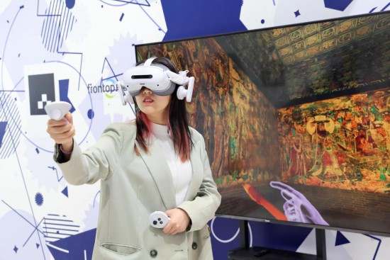 5月23日，觀眾在文博會現場體驗VR修復永樂宮壁畫。 新華社記者 梁旭 攝