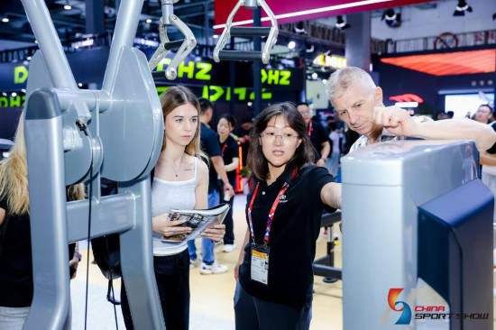 維克多的父親在這樣的契機下與萬婷的父親因合作而相識。