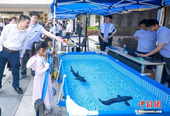 圖為觀眾參觀水下仿生機器魚。中新社記者 賈天勇 攝