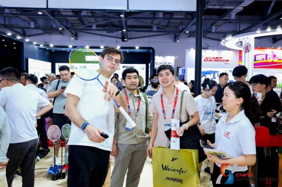 “90后”老板萬婷則站在展區的另一端，向客戶介紹產品。