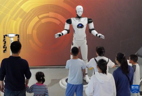 5月24日，觀眾在山東省科技館觀看人形機器人。新華社發（唐克攝）