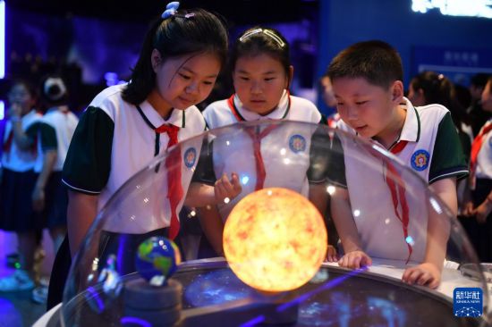 5月25日，山東省青島市市北區開平路小學學生在青島科技館參觀“潮汐”裝置。新華社發（王海濱攝）