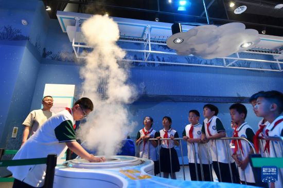 5月25日，山東省青島市市北區開平路小學學生在青島科技館體驗“空氣炮”裝置。新華社發（王海濱攝）