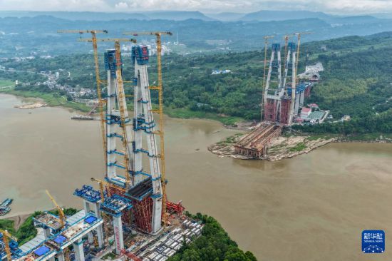 這是5月28日拍攝的渝萬高鐵石沱長江大橋建設現場（無人機照片）。新華社記者 唐奕 攝