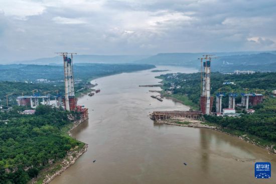 這是5月28日拍攝的渝萬高鐵石沱長江大橋建設現場（無人機照片）。新華社記者 唐奕 攝