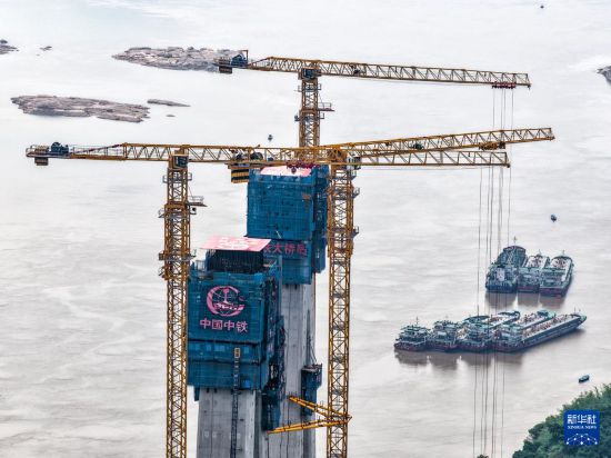 這是5月28日拍攝的渝萬高鐵石沱長江大橋建設現場（無人機照片）。新華社記者 唐奕 攝