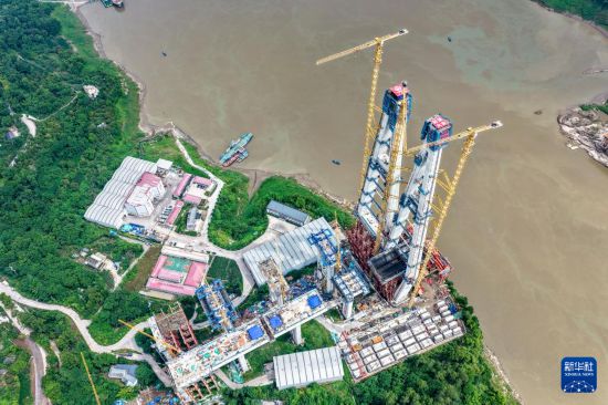 這是5月28日拍攝的渝萬高鐵石沱長江大橋建設現場（無人機照片）。新華社記者 唐奕 攝