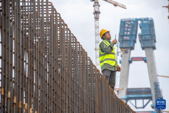 5月28日，工人在渝萬高鐵石沱長江大橋建設現場施工作業。新華社記者 唐奕 攝