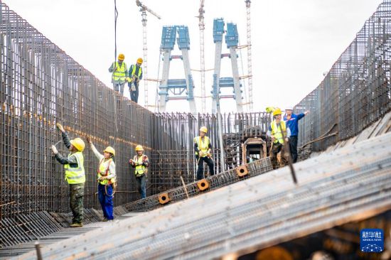 5月28日，工人在渝萬高鐵石沱長江大橋建設現場施工作業。新華社記者 唐奕 攝