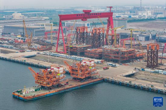 這是6月1日在天津濱海新區拍攝的墾利10-2油田開發項目（一期）平臺裝船作業現場（無人機照片）。新華社發（杜鵬輝攝）