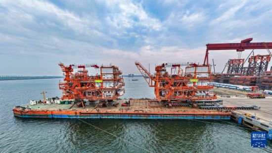 這是6月1日在天津濱海新區拍攝的墾利10-2油田開發項目（一期）平臺裝船作業現場（無人機照片）。