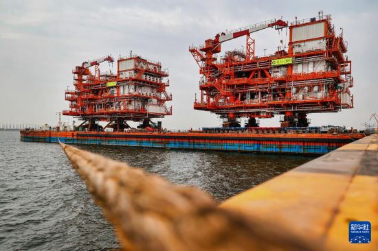 這是6月1日在天津濱海新區拍攝的墾利10-2油田開發項目（一期）平臺裝船作業現場（無人機照片）。新華社發（杜鵬輝攝）