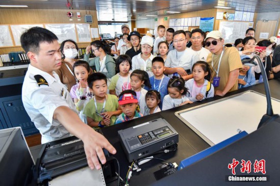 圖為民眾參觀“雪龍2”號極地科學考察破冰船駕駛室。中新社記者 駱云飛 攝