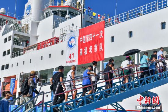 圖為民眾登上“雪龍2”號極地科學考察破冰船參觀。中新社記者 駱云飛 攝