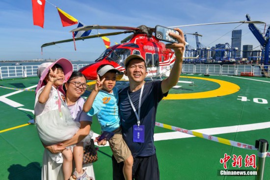 圖為民眾在“雪龍2”號極地科學考察破冰船飛行平臺自拍合影。中新社記者 駱云飛 攝