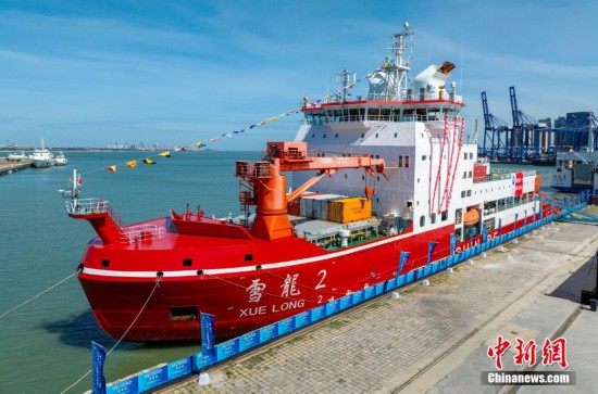 圖為“雪龍2”號極地科學考察破冰船?？吭诤？谛阌⒏鄞a頭。（無人機照片）中新社記者 駱云飛 攝