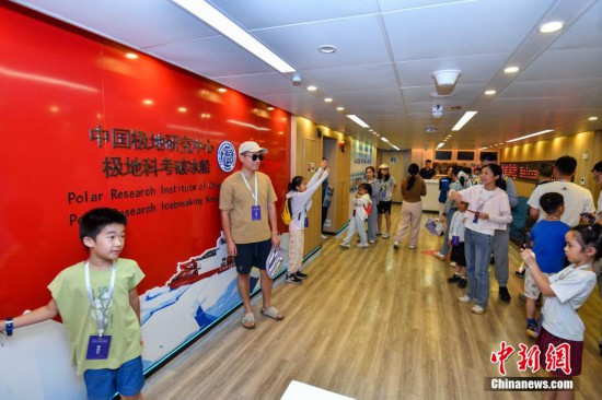 圖為民眾在“雪龍2”號極地科學考察破冰船登船大廳打卡拍照。中新社記者 駱云飛 攝