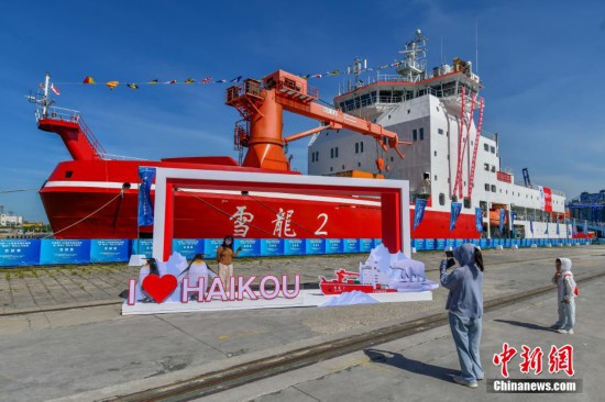 圖為民眾與“雪龍2”號極地科學考察破冰船合影。中新社記者 駱云飛 攝