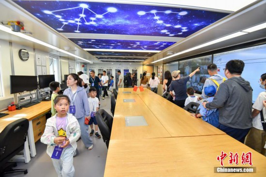 圖為民眾參觀“雪龍2”號極地科學考察破冰船物理實驗室。中新社記者 駱云飛 攝