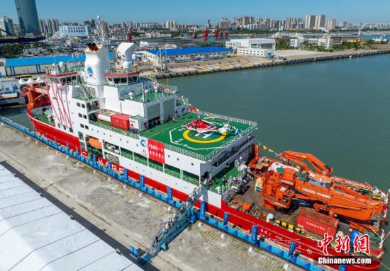 圖為“雪龍2”號極地科學考察破冰船?？吭诤？谛阌⒏鄞a頭。（無人機照片）中新社記者 駱云飛 攝