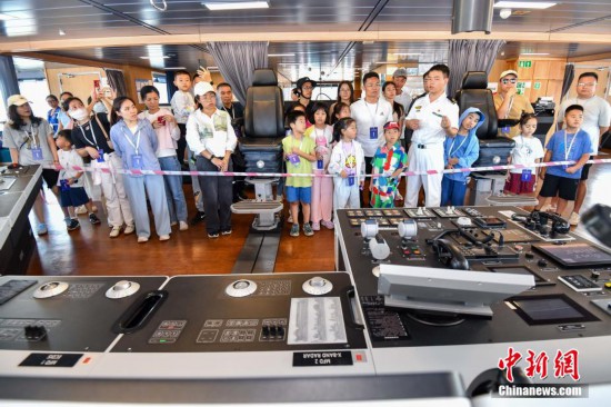 圖為民眾參觀“雪龍2”號極地科學考察破冰船駕駛室。中新社記者 駱云飛 攝